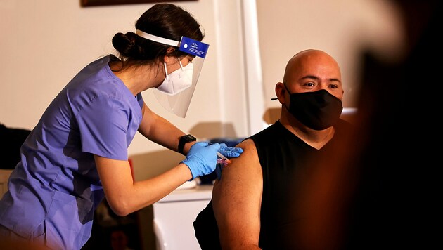 In den USA ist auch der Moderna-Impfstoff bereits im Einsatz. (Bild: APA/Getty Images via AFP/GETTY IMAGES/Michael M. Santiago)