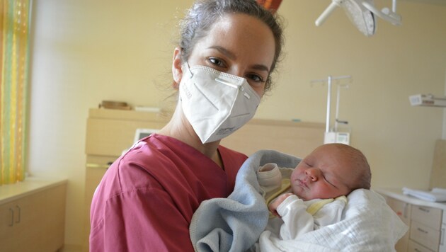 Der süße Max erblickte am 31. Dezember kurz vor 17 Uhr als letztes Baby des vergangenen Jahres im Klinikum Freistadt das Licht der Welt. Hebamme Lisa Garcia war bei der Geburt des gesunden Nachwuchses dabei. (Bild: OÖG)