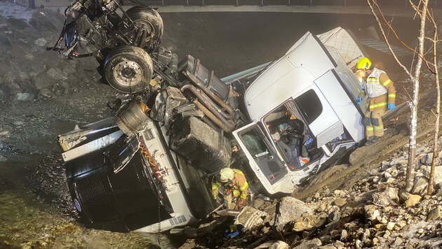 Der schwer verletzte Lkw-Lenker musste aus dem weggerissenen Fahrerhaus befreit werden. (Bild: ZOOM.TIROL)