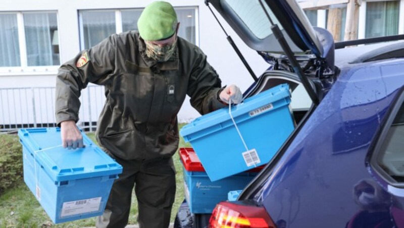 Teile der ersten Tranche, die vom Bundesheer in Österreich verteilt wurden (Bild: APA/Land Salzburg/Franz Neumayr)