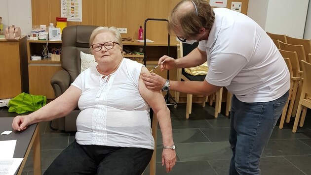 Margarethe Engelbrechtslehner wurde gestern von Arzt Holger Liedl gegen Covid-19 geimpft (Bild: Seniorenzentrum Pichling)