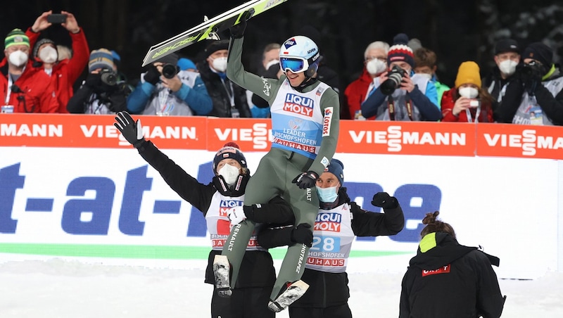 2016/17, 2017/18 und 2020/21 beendete Kamil Stoch die Vierschanzentournee als Sieger. (Bild: GEPA )