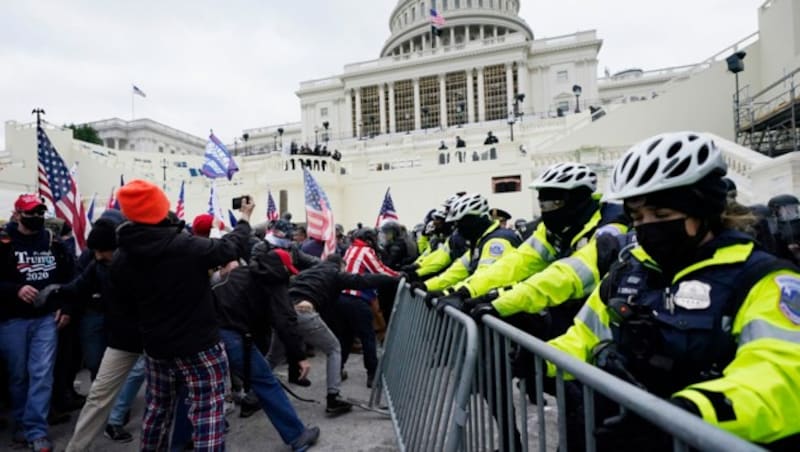 Rangeleien vor dem US-Kapitol in Washington nach einer Rede Trumps (Bild: AP)
