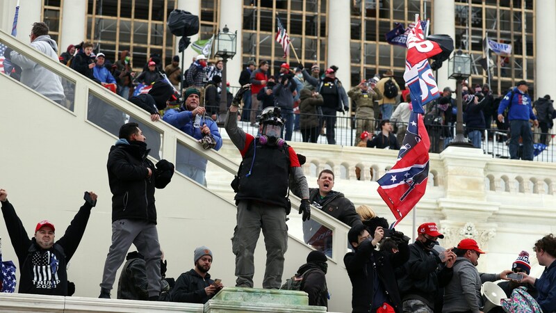 Trump-Fans stürmen am 6. Jänner 2021 das US-Kapitol. (Bild: AFP)