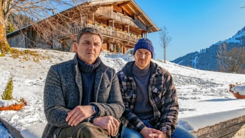 Gruber (Hans Sigl) mit Serien-Bruder Hans (Heiko Ruprecht) (Bild: ORF)