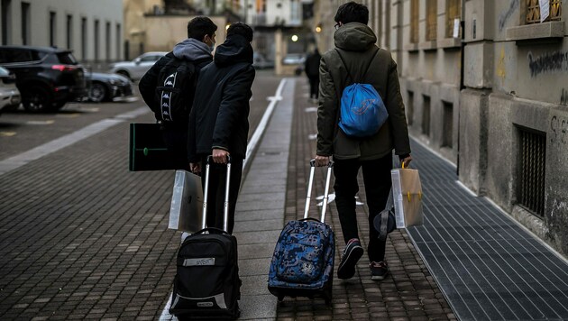 Schüler in Turin auf dem Weg zum Präsenzunterricht (Bild: APA/AFP/Marco Bertorello)