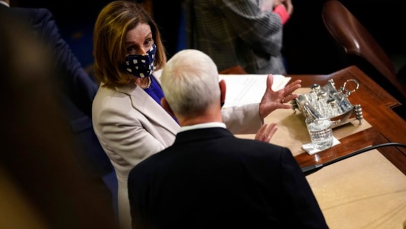 Abgeordneten-Sprecherin Nancy Pelosi und Noch-Vizepräsident Mike Pence (Bild: AP)