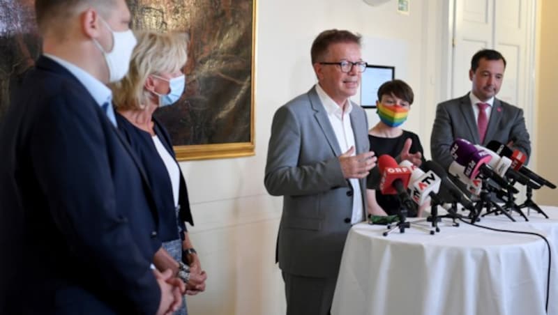 Philip Kucher (SPÖ), Gabriela Schwarz (ÖVP), Gesundheitsminister Rudolf Anschober (G), Sigrid Maurer (G) und Gerald Loacker (NEOS) am 14. September 2020 in Wien. (Bild: APA/ROLAND SCHLAGER)