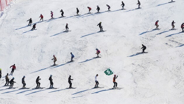 Im beliebten pakistanischen Skigebiet Malam Jabba wurde ausgelassen gefeiert. (Bild: AFP/Farooq Naeem)