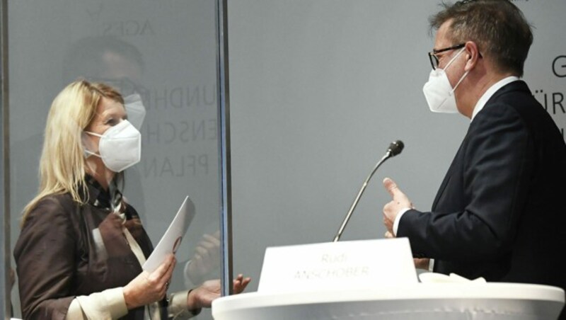 Verteidigungsministerin Klaudia Tanner und Gesundheitsminister Rudolf Anschober bei der Pressekonferenz zur österreichischen Impfstrategie (Bild: APA/ROBERT JAEGER)