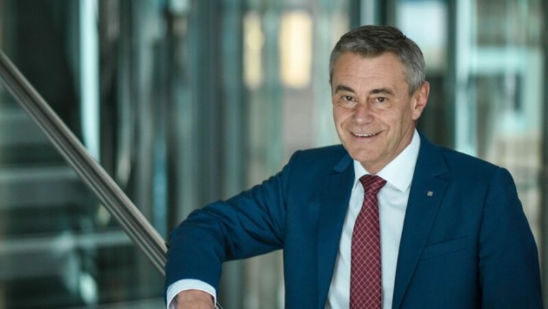 „Seit einigen Jahren geht der Trend eindeutig zum Online-Sparen, wo wir höhere Zuwächse als beim klassischen Sparbuch verzeichnen“, sagt Heinrich Schaller, Generaldirektor der Raiffeisenlandesbank OÖ. (Bild: Markus Wenzel)