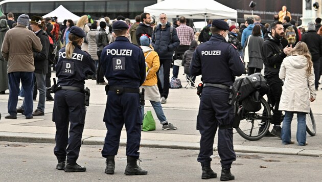 In letzter Zeit demonstrierten immer wieder zahlreiche Menschen in Österreich gegen die Corona-Maßnahmen der Bundesregierung. (Bild: APA/HANS PUNZ)