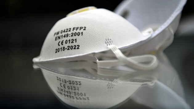 Die sichereren FFP2-Masken lösen ab Montag die herkömmlichen Stoffmasken ab. (Bild: APA/AFP/FRANCK FIFE)