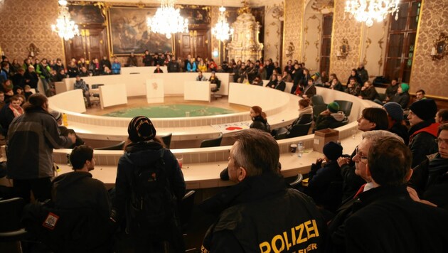 Im Dezember 2013 besetzten Studenten kurzzeitig den Sitzungssaal im steirischen Landtag (Bild: Sepp Pail)