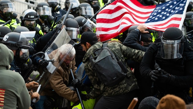 Im Zuge der Stürmung des Kapitols kam es zu harten Auseinandersetzungen der Demonstranten mit der Polizei. (Bild: AFP/Roberto Schmidt)