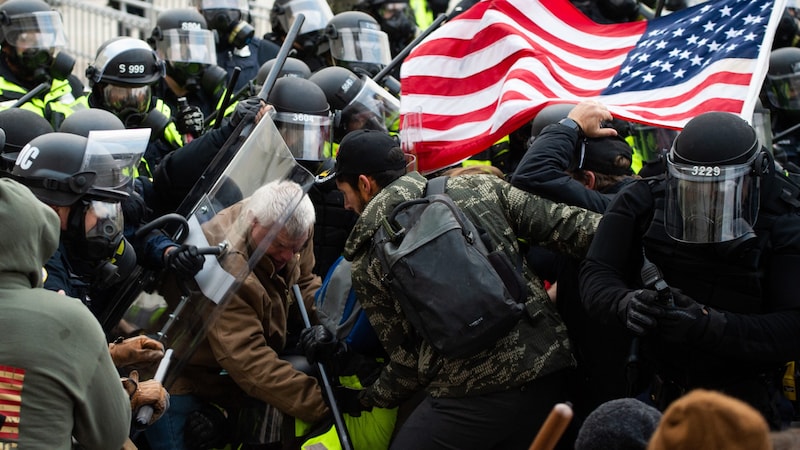 Der Sturm auf das US-Kapitol bedeutet eine Zäsur in der US-Geschichte. Es kam zu Hunderten Verurteilungen gegen die Unruhestifter. Trumps Rolle dabei wird ebenfalls juristisch untersucht. (Bild: AFP/Roberto Schmidt)