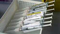 Vorbereitete Spritzen mit dem Impfstoff von Biontech/Pfizer (Bild: AP)