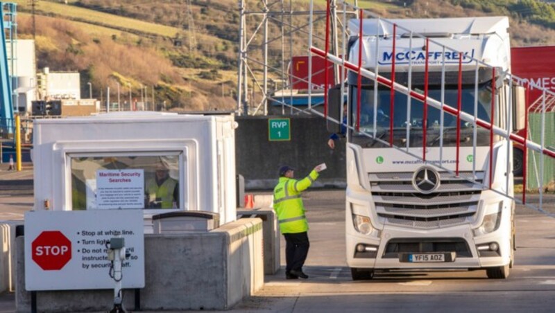 Ein Lastwagen im nordirischen Port of Larne - viele Firmen verschieben derzeit Transporte aufgrund von Unsicherheiten. (Bild: AFP )