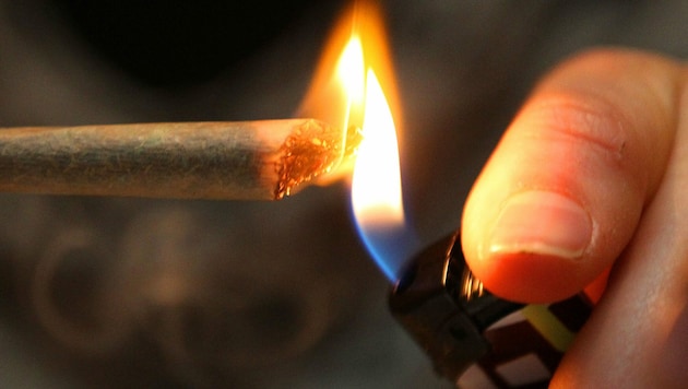 A pupil had lit a joint (symbolic image). (Bild: APA/dpa/Oliver Berg)