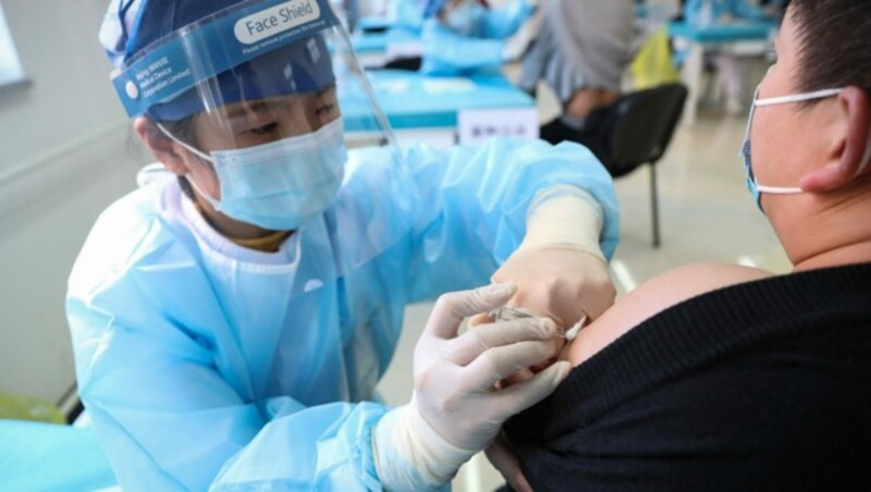 China hat bereits großflächig begonnen, die Bevölkerung gegen das Coronavirus zu impfen. (Bild: STR / CNS / AFP) / China OUT)