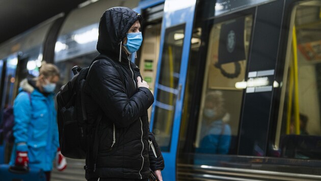 Bislang setzte Schweden vorwiegend auf freiwillige Maßnahmen zur Eindämmung des Virus - nun scheint das Land diesen Sonderweg zunehmend zu verlassen. (Bild: AFP/Jonathan NACKSTRAND)