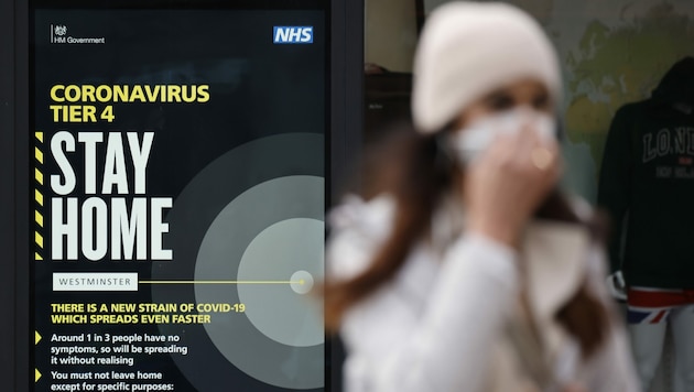 Die britische Mutation des Coronavirus breitet sich deutlich schneller aus als andere Varianten. Die Gesundheitsbehörden mahnen daher zu erhöhter Vorsicht. (Bild: AFP/Tolga Akmen)