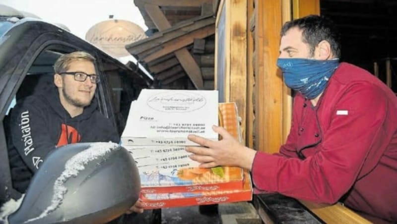 Benjamin aus Rennweg holt sich seine Pizza per Take Away ab. (Bild: Roland Holitzky)