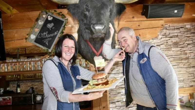 Burger und Co. gibt es in der Peterbauer Almstubn zurzeit nicht. Die Hütte darf keine Speisen zum Mitnehmen anbieten. (Bild: Roland Holitzky)