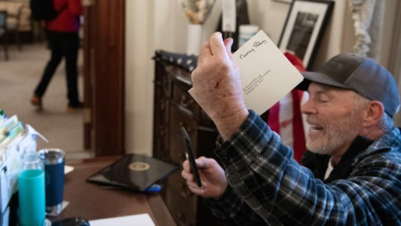 Ein Anhänger von Donald Trump mit einem an Nancy Pelosi gerichteten Brief in ihrem Büro. (Bild: AFP)