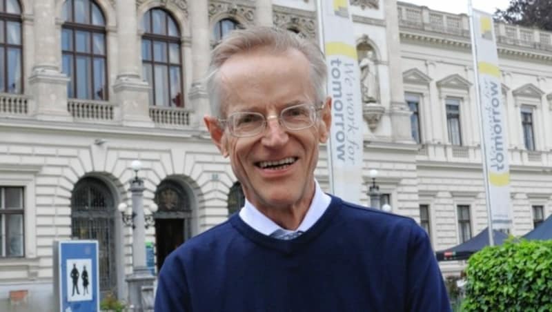 Alois Kernbauer (vor der Uni Graz) ist Autor des Buches „Science Trail Graz“. (Bild: Christian Jauschowetz)