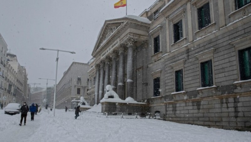 Sturmtief „Filomena“ sorgte in Madrid und anderen Teilen Spaniens mit starken Schneefällen für Spaß und Chaos. (Bild: AP/Paul White)