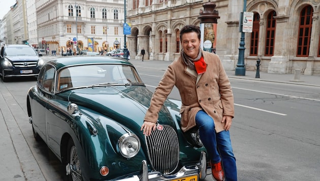 Piotr Beczała und sein Jaguar vor der Oper, wo er den Werther in Jules Massenets Oper singt - zu sehen am Sonntag, ab 20.15 Uhr, ORF III. (Bild: Zwefo)