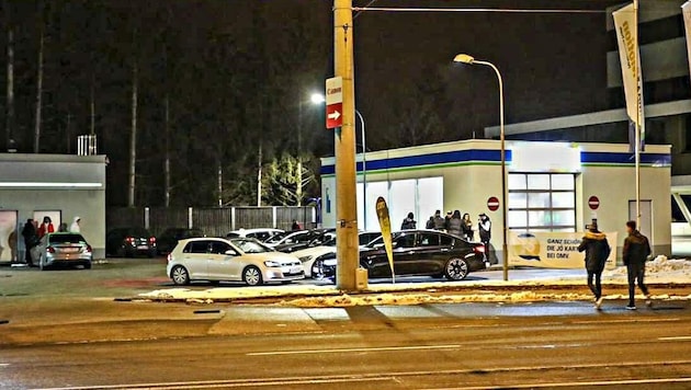 Die Polizei war am Freitagabend nicht vor Ort bei der OMV-Tankstelle nahe des Flughafens (Bild: zVg)