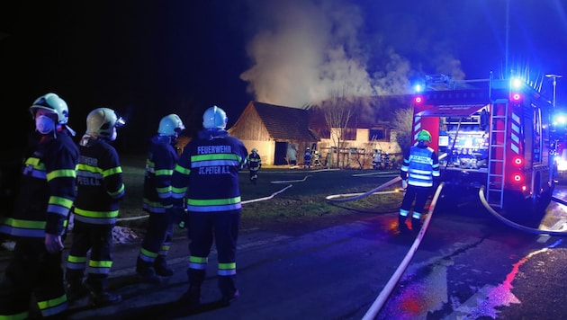 Dutzende Feuerwehrleute bekämpften den Großbrand in Priebing. (Bild: Marcel Pail)