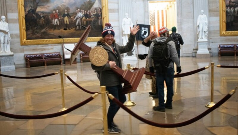 Ein Trump-Anhänger ließ gar das Rednerpult der Vorsitzenden des Repräsentantenhauses im Kapitol mitgehen. (Bild: AFP)