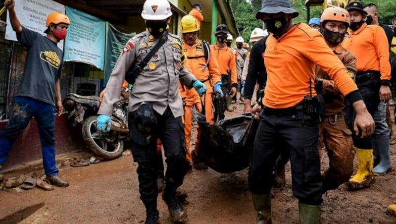 Die Leichen müssen noch identifiziert werden. (Bild: APA/AFP/Timur Matahari)