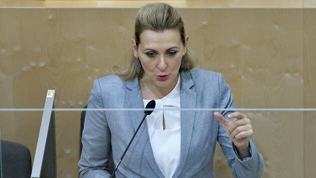 Christine Aschbacher betont, „nach bestem Wissen und Gewissen“ gearbeitet zu haben. (Bild: APA/Herbert Neubauer)