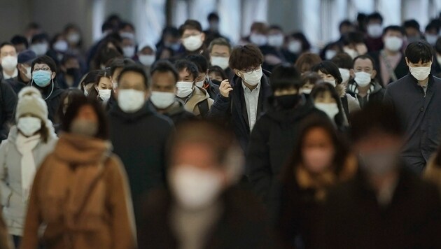 In Japan wird Maskentragen nicht mehr ausdrücklich empfohlen - an der Gewohnheit vieler wird das wohl nichts ändern. (Bild: AP)