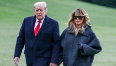 Donald Trump und seine Frau Melania am Silvestertag 2020 bei der Rückkehr aus dem Weihnachtsurlaub in Florida ins Weiße Haus (Bild: APA/Tasos Katopodis/Getty Images/AFP)