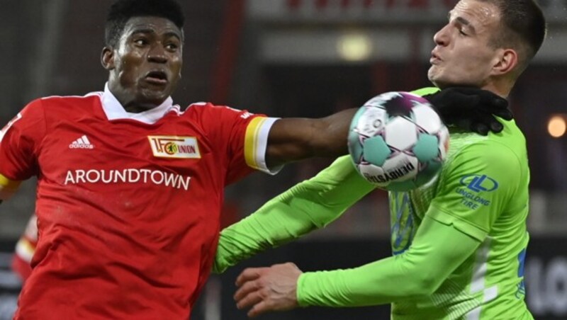 Union Berlins Taiwo Awoniyi (L) im Duell gegen den Ex-Salzburger Marin Pongracic. (Bild: AFP)