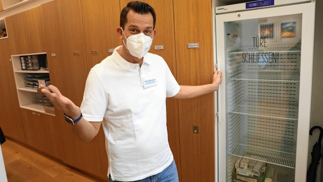 Dr. Wolfgang Mückstein. Kühlschrank ist da. Es fehlen die Impfdosen. (Bild: Martin Jöchl)