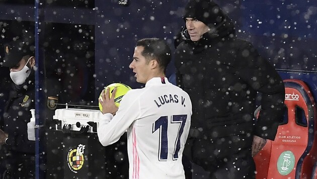 Zidane mit Lucas Vazquez. (Bild: AP/Alvaro Barrientos)