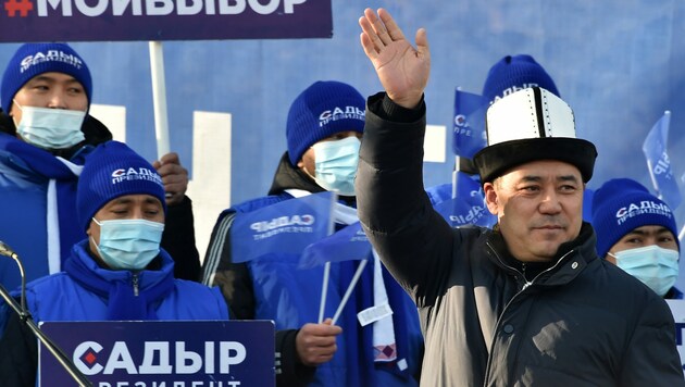 Sadyr Schaparow wird nach einem regelrechten Erdrutschsieg neuer Präsident von Krigisistan. (Bild: AFP/VYACHESLAV OSELEDKO)