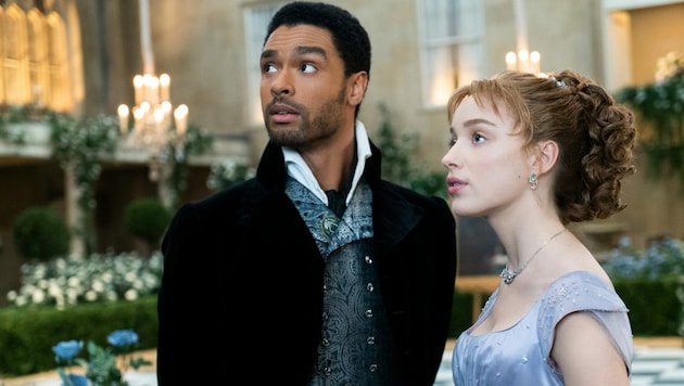 Regé-Jean Page als Simon Basset und Phoebe Dynevor als Daphne Bridgerton (Bild: © 2020 Netflix, Inc.)