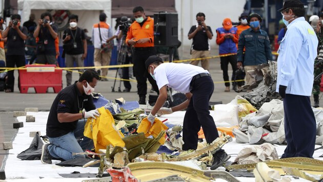 Nach der Flugzeugtragödie in Indonesien mit 62 Toten haben Suchtrupps Teile einer Turbine der Boeing 737-500 aus dem Meer geborgen. (Bild: AP)