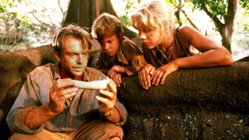 Joseph Mazzello und Ariana Richards mit Sam Neill in „Jurassic Park“ (1993) (Bild: ©Universal / Everett Collection / picturedesk.com)