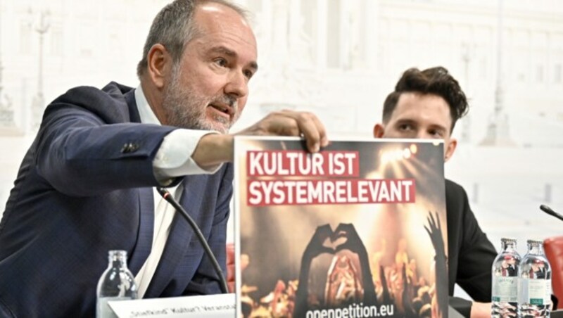 SPÖ-Kultursprecher Thomas Drozda spricht sich für längere Theater-Vorstellungen nach dem Lockdown aus. (Bild: APA/HANS PUNZ)