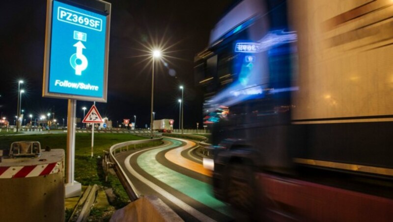 Ein britischer Truck überquert die Grenze nach Frankreich beim Eurotunnel in Coquelles. (Bild: AP)