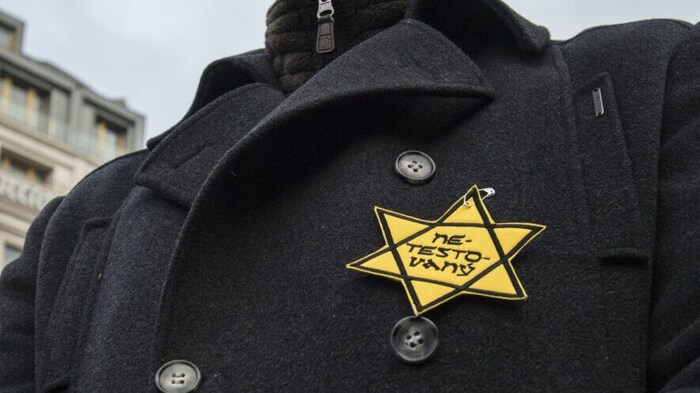 Immer wieder verglichen Demo-Teilnehmer die Corona-Maßnahmen mit den Verfolgungen im Holocaust.