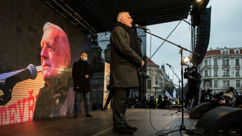Auch der ehemalige tschechische Präsident Vaclav Klaus zeigte sich skeptisch und warnte vor einer Impfpflicht. (Bild: AFP/Michal Cizek)